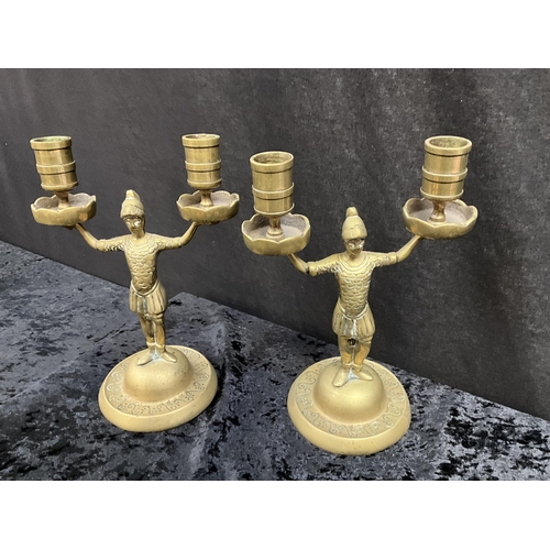 34 - QTY OF VINTAGE BRASSWARE TO INCLUDE HEAVY BRASS VASE WITH IMPRESSED MARK TO BASE JONES AND WILLIS, O... 