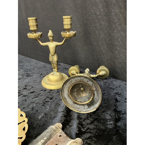 34 - QTY OF VINTAGE BRASSWARE TO INCLUDE HEAVY BRASS VASE WITH IMPRESSED MARK TO BASE JONES AND WILLIS, O... 