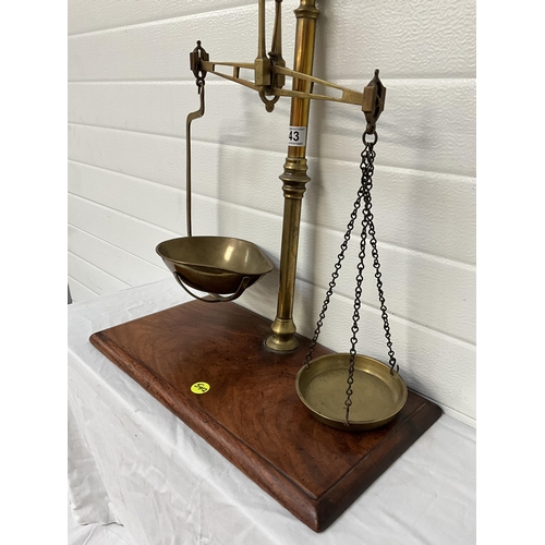 43 - VICTORIAN BRASS BALANCE SCALES ON MAHOGANY BASE BY HUNT AND COMPANY LONDON H23