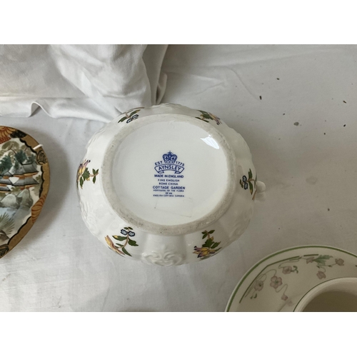 98 - BOX OF CHINA TO INCLUDE ORIENTAL WEDGEWOOD, AYNSLEY ETC