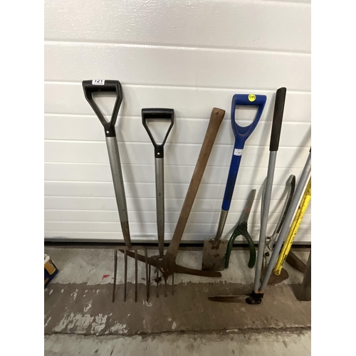 121 - LARGE QTY OF GARDEN TOOLS TO INCLUDE PICK AXE, FIBRE GLASS HANDLED SLEDGE HAMMER ETC