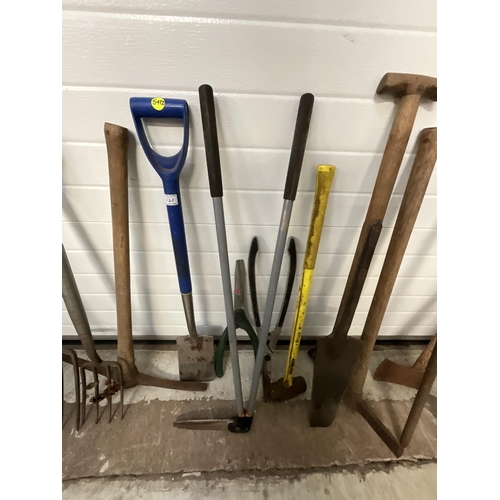 121 - LARGE QTY OF GARDEN TOOLS TO INCLUDE PICK AXE, FIBRE GLASS HANDLED SLEDGE HAMMER ETC