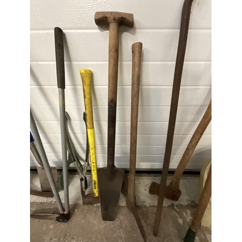 121 - LARGE QTY OF GARDEN TOOLS TO INCLUDE PICK AXE, FIBRE GLASS HANDLED SLEDGE HAMMER ETC