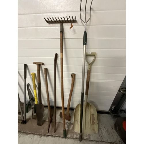 121 - LARGE QTY OF GARDEN TOOLS TO INCLUDE PICK AXE, FIBRE GLASS HANDLED SLEDGE HAMMER ETC