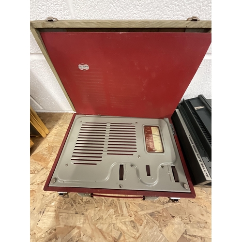 153 - VINTAGE RANK PROJECTOR AND A VINTAGE EVEREADY RADIO