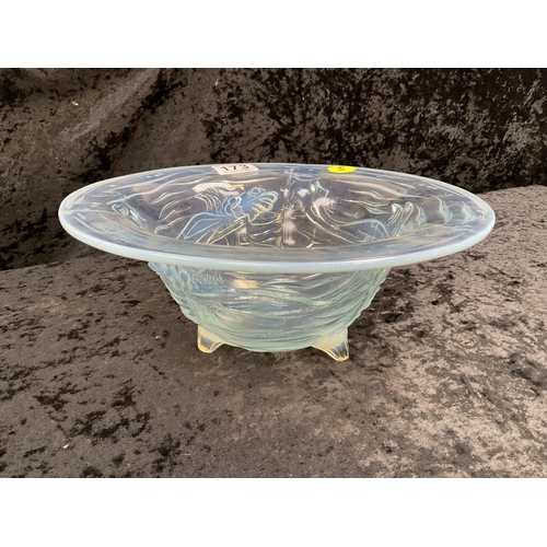 173 - GLASS FRUIT BOWL DECORATED WITH SWIMMING FISH H4