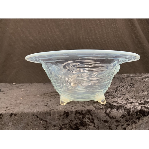 173 - GLASS FRUIT BOWL DECORATED WITH SWIMMING FISH H4