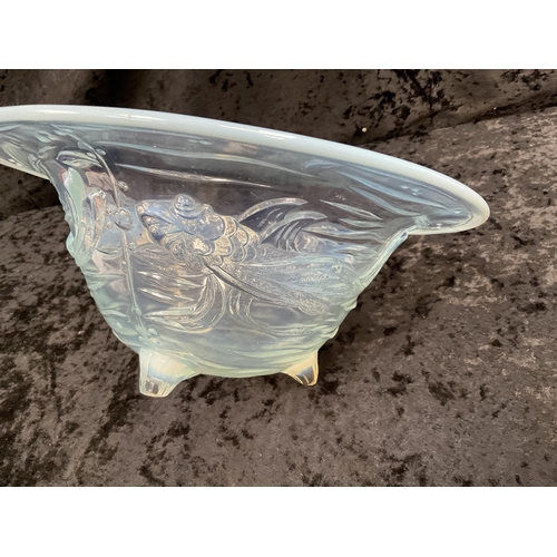 173 - GLASS FRUIT BOWL DECORATED WITH SWIMMING FISH H4