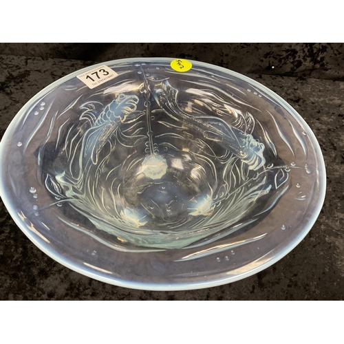 173 - GLASS FRUIT BOWL DECORATED WITH SWIMMING FISH H4