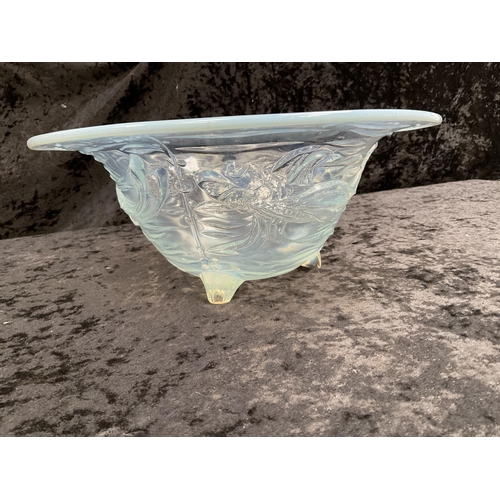 173 - GLASS FRUIT BOWL DECORATED WITH SWIMMING FISH H4