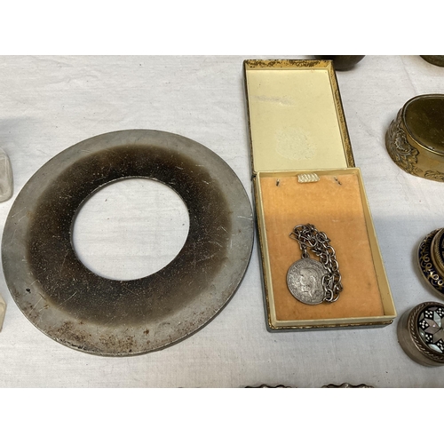 180 - SMALL BOX OF ODDS TO INCLUDE A WHITE METAL PURSE BELT AND VESTA CASE ETC (SCROLL WITHDRAWN POSSIBLY ... 