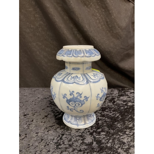 189 - VINTAGE ORIENTAL BLUE AND WHITE VASE H9