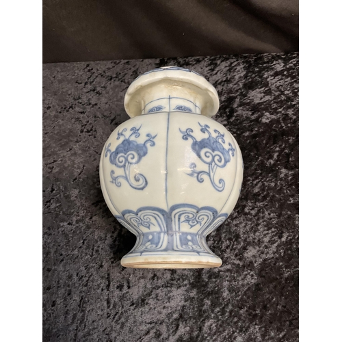 189 - VINTAGE ORIENTAL BLUE AND WHITE VASE H9