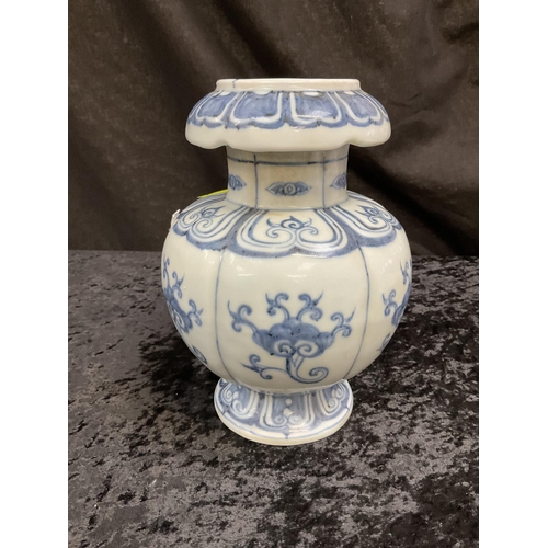 189 - VINTAGE ORIENTAL BLUE AND WHITE VASE H9