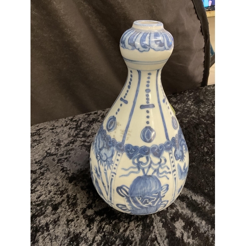 196 - VINTAGE ORIENTAL BLUE AND WHITE VASE H11