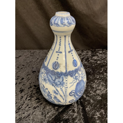 196 - VINTAGE ORIENTAL BLUE AND WHITE VASE H11