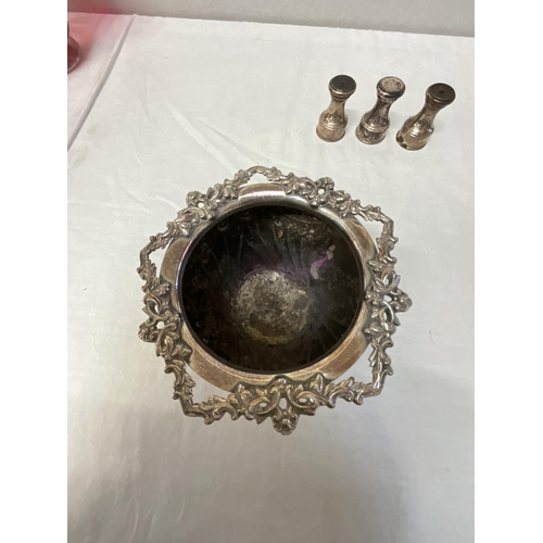 225 - 3 HALLMARKED LONDON SILVER CRUETS TOTAL WEIGHT 95G, UNMARKED TESTED SILVER POSY VASE 62G AND SILVER ... 