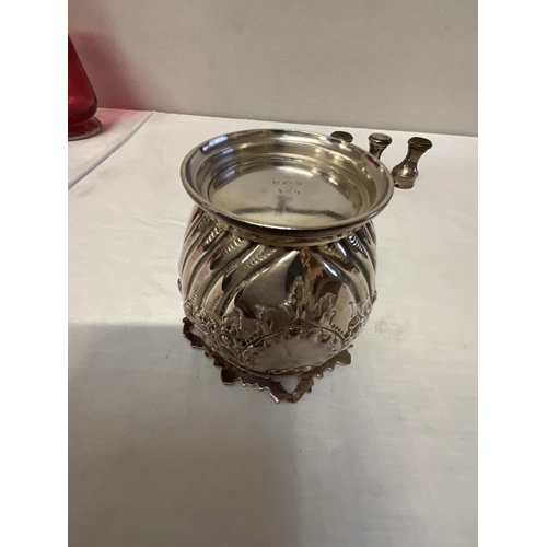 225 - 3 HALLMARKED LONDON SILVER CRUETS TOTAL WEIGHT 95G, UNMARKED TESTED SILVER POSY VASE 62G AND SILVER ... 