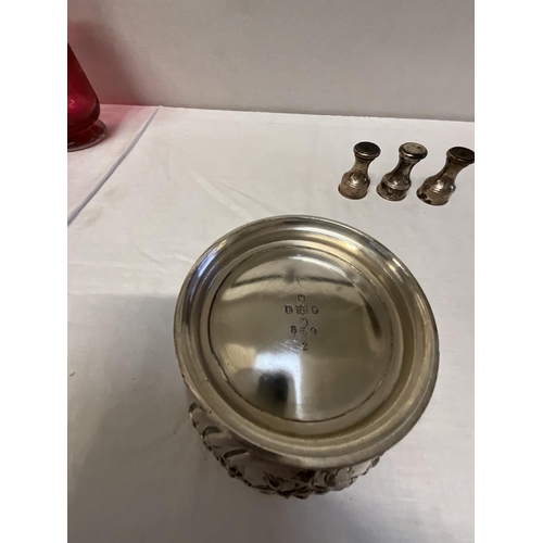 225 - 3 HALLMARKED LONDON SILVER CRUETS TOTAL WEIGHT 95G, UNMARKED TESTED SILVER POSY VASE 62G AND SILVER ... 