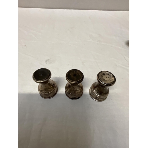 225 - 3 HALLMARKED LONDON SILVER CRUETS TOTAL WEIGHT 95G, UNMARKED TESTED SILVER POSY VASE 62G AND SILVER ... 