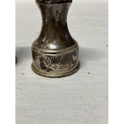 225 - 3 HALLMARKED LONDON SILVER CRUETS TOTAL WEIGHT 95G, UNMARKED TESTED SILVER POSY VASE 62G AND SILVER ... 