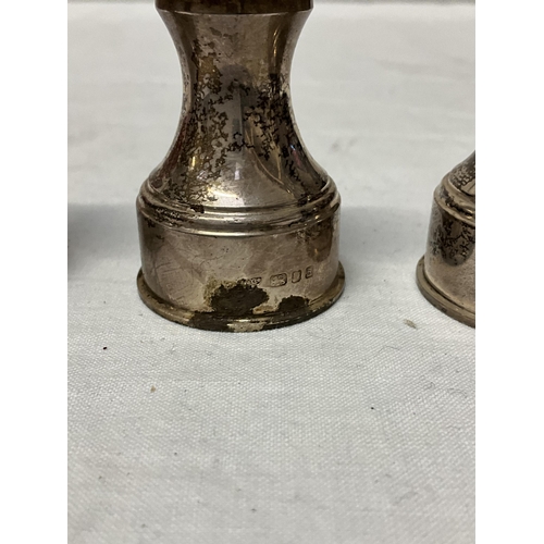 225 - 3 HALLMARKED LONDON SILVER CRUETS TOTAL WEIGHT 95G, UNMARKED TESTED SILVER POSY VASE 62G AND SILVER ... 