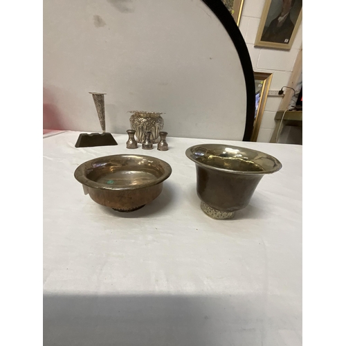 225 - 3 HALLMARKED LONDON SILVER CRUETS TOTAL WEIGHT 95G, UNMARKED TESTED SILVER POSY VASE 62G AND SILVER ... 