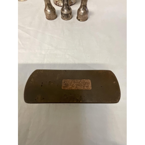 225 - 3 HALLMARKED LONDON SILVER CRUETS TOTAL WEIGHT 95G, UNMARKED TESTED SILVER POSY VASE 62G AND SILVER ... 