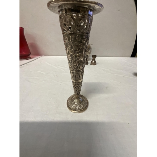 225 - 3 HALLMARKED LONDON SILVER CRUETS TOTAL WEIGHT 95G, UNMARKED TESTED SILVER POSY VASE 62G AND SILVER ... 