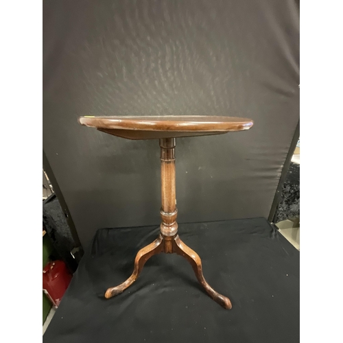 241 - GEORGIAN MAHOGANY PEDESTAL TILT TOP CANDLE TABLE H28