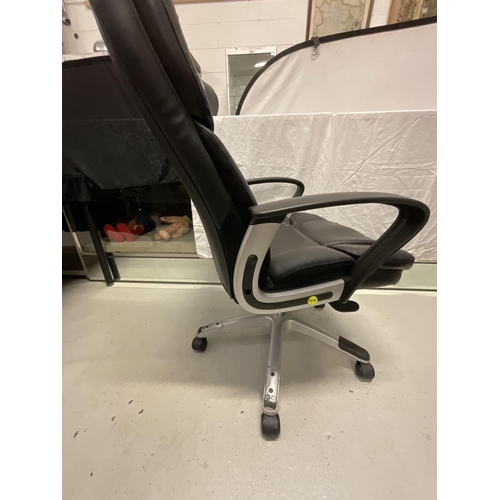 278 - BLACK SWIVEL OFFICE CHAIR (WARE TO SEAT)