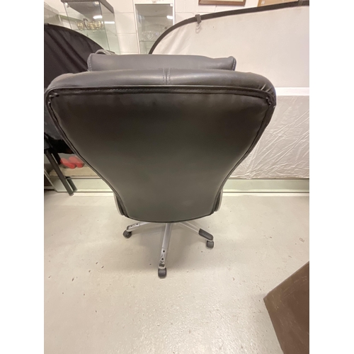 278 - BLACK SWIVEL OFFICE CHAIR (WARE TO SEAT)