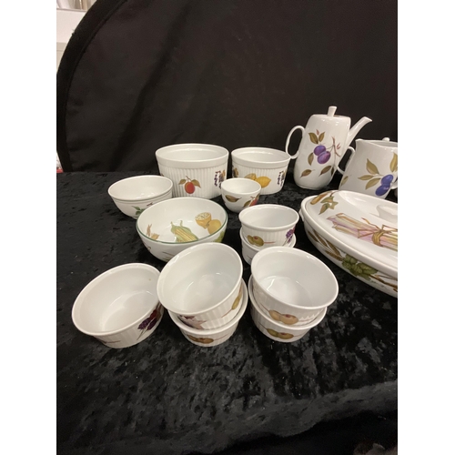 279 - 3 BOXES OF ROYAL WORCESTER EVESHAM PATTERN CHINA - SOME A/F