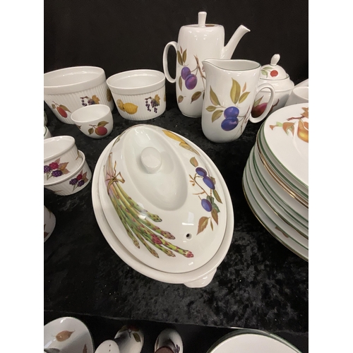 279 - 3 BOXES OF ROYAL WORCESTER EVESHAM PATTERN CHINA - SOME A/F