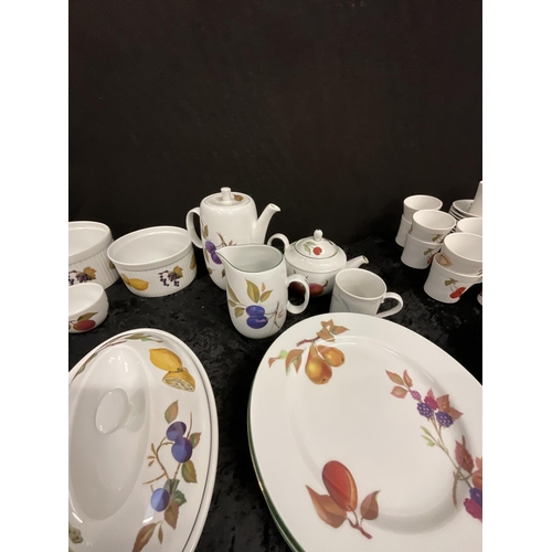 279 - 3 BOXES OF ROYAL WORCESTER EVESHAM PATTERN CHINA - SOME A/F