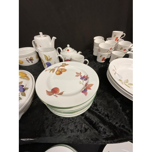 279 - 3 BOXES OF ROYAL WORCESTER EVESHAM PATTERN CHINA - SOME A/F