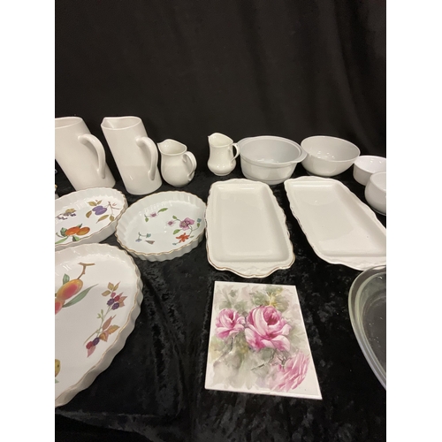 281 - 2 BOXES OF CHINA TO INC WORCESTER, WEDGWOOD ETC