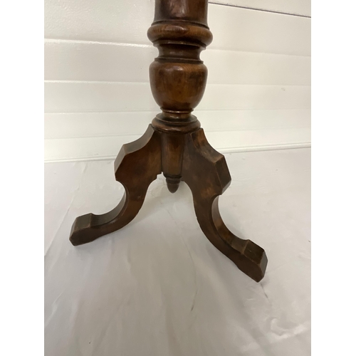 302 - VICTORIAN OAK TRIPOD PEDESTAL TORCHERE H38