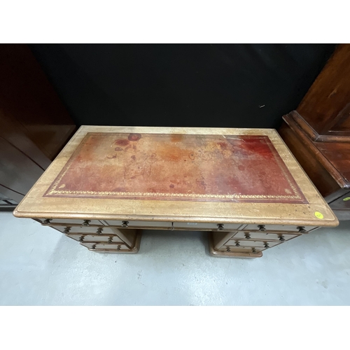 309 - VICTORIAN MAHOGANY TWIN PEDESTAL KNEEHOLE DESK  WITH 9 DRAWERS AND INSET LEATHER TOP H28