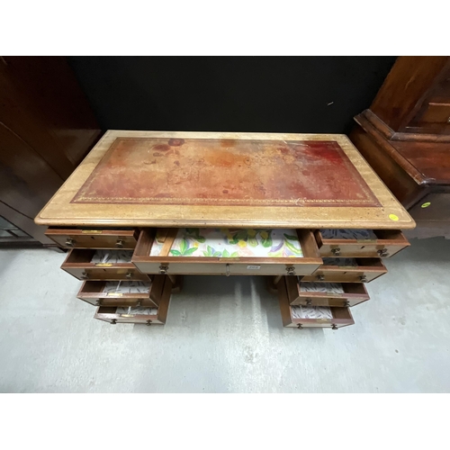 309 - VICTORIAN MAHOGANY TWIN PEDESTAL KNEEHOLE DESK  WITH 9 DRAWERS AND INSET LEATHER TOP H28