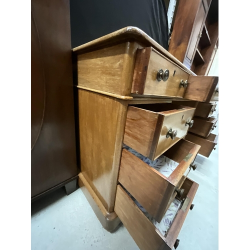 309 - VICTORIAN MAHOGANY TWIN PEDESTAL KNEEHOLE DESK  WITH 9 DRAWERS AND INSET LEATHER TOP H28