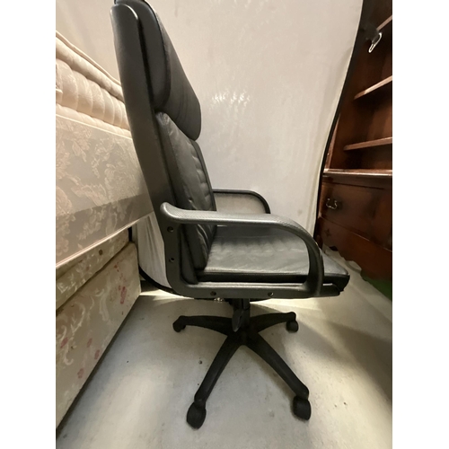 313 - BLACK OFFICE SWIVEL CHAIR