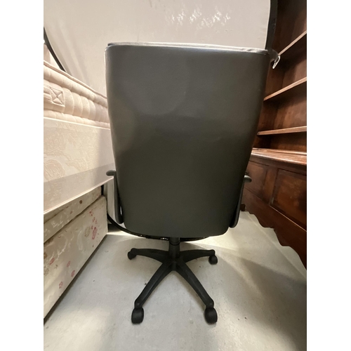 313 - BLACK OFFICE SWIVEL CHAIR