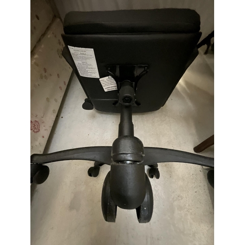 313 - BLACK OFFICE SWIVEL CHAIR