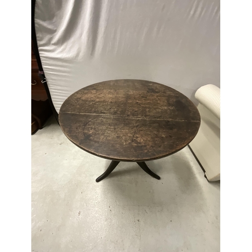 319 - GEORGIAN OAK TILT TOP BIRD CAGE TRIPOD PEDASTAL TABLE H29