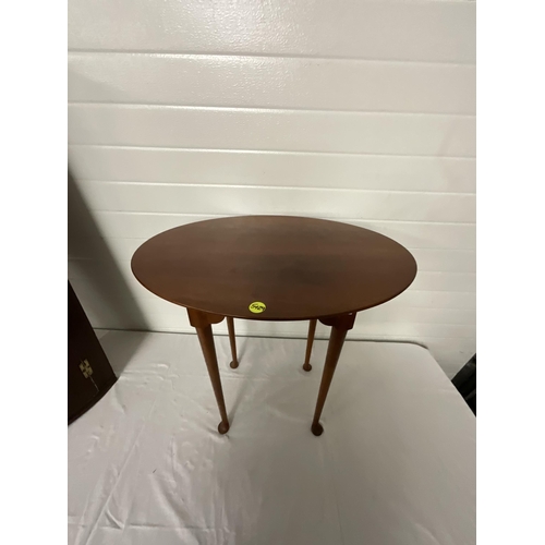 323 - VINTAGE MAHOGANY PAD FOOT WINDOW TABLE H25