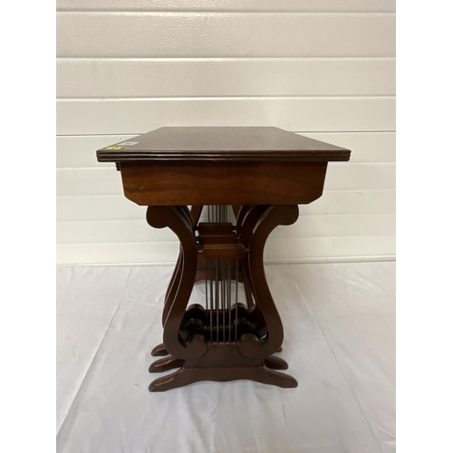 360 - MAHOGANY NEST OF 3 TABLES WITH LAYER END DECORATION H21