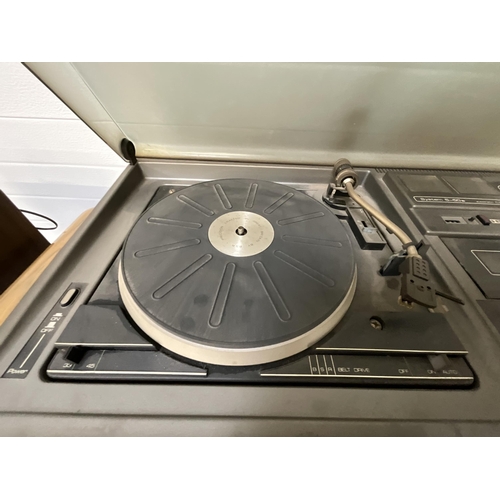 373 - VINTAGE FIDELITY STEREO AND SPEAKERS ON RETRO COFFEE TABLE H16