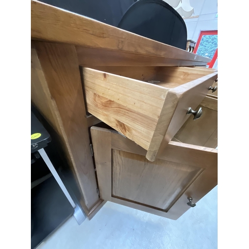 374 - MODERN OAK SIDEBOARD WITH 4 DRAWERS OVER 4 DOORS H39