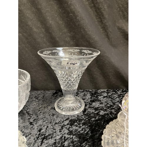 206A - QTY OF CUT GLASSWARE TO INCLUDE LAMP BASE, PERFUME BOTTLES, BOWL, VASE LAMP BASE